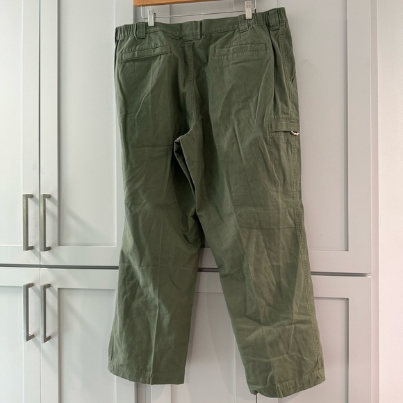 NWT L.L. Bean Men’s Comfort‎ Waist Olive Green Cargo Pants size 40x29 - Picture 4 of 4
